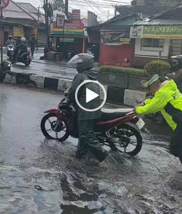 Banjir Rendam Jalan Amir Machmud Cimahi, Simpang Daeng Lumpuh Total!