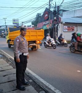 Arus lalu lintas pagi hari di Cimahi dan Padalarang ramai lancar dengan pengaturan polisi