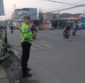 Arus lalu lintas pagi hari di Kota Cimahi terpantau lancar