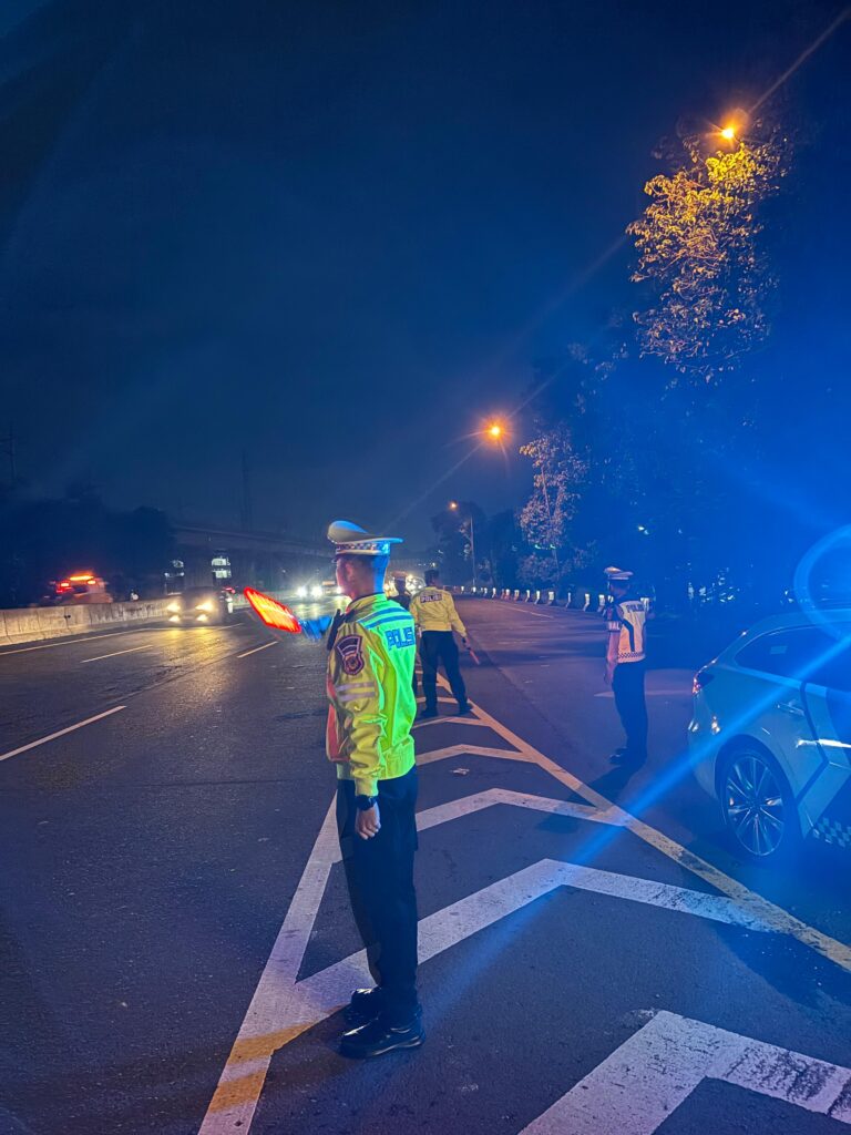 AKP Arviandre Maliki Turun Langsung Kawal Arus Tol Padaleunyi KM 125 Cimahi, Situasi Minggu Sore Tetap Lancar!