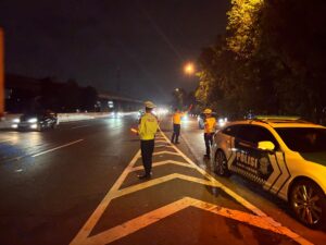 AKP Arviandre Maliki Kasat Lantas Polres Cimahi memantau arus lalu lintas di Tol Padaleunyi KM 125