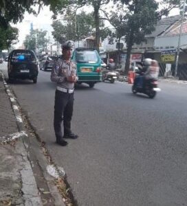 Kondisi jalan di Kota Cimahi terlihat lengang tanpa kemacetan pada Minggu sore sekitar pukul 17.00 WIB