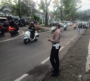 Arus lalu lintas pagi hari di Kota Cimahi terpantau ramai lancar