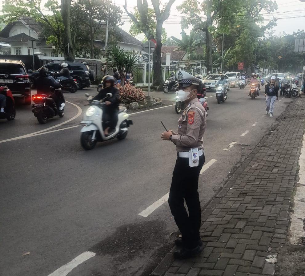 Arus Pagi Cimahi Ramai Lancar, Satlantas Humanis Layani Aktivitas Warga