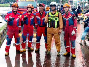 Petugas pemadam kebakaran bersama polisi mengevakuasi reklame roboh di Margaasih Kabupaten Bandung Barat
