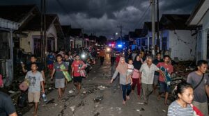Warga Bitung keluar rumah saat gempa susulan terjadi malam hari