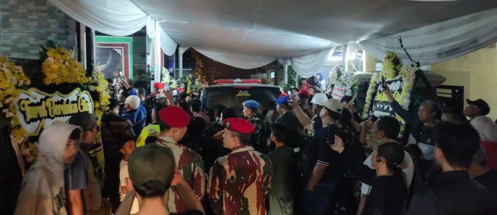 Suasana Haru di Cimahi: Jenazah Mayor Zulmi Tiba di Rumah Duka, Dikawal Ketat dari Bandara