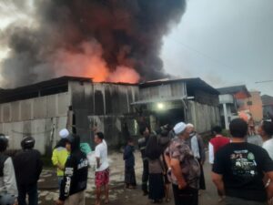 kondisi gudang plastik yang terbakar hebat di margaasih bandung