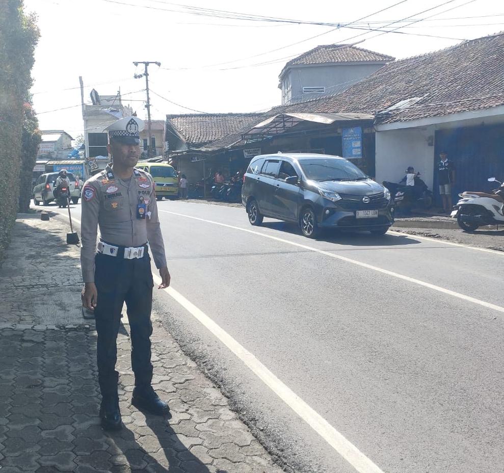 Satlantas Polres Cimahi Jaga Lembang KBB, Arus Libur Tetap Lancar Hingga Sore: Update 17.00 WIB!