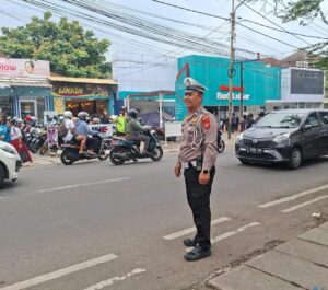 Polisi mengatur lalu lintas sore hari di Cimahi dan jalur Padalarang saat jam pulang kerja