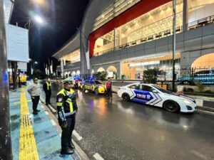 polisi berdialog dengan warga saat patroli malam di cimahi untuk menjaga keamanan lingkungan