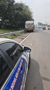 Patroli di Tol Padaleunyi KM 121, Polisi Imbau Pengendara Tidak Parkir di Bahu Jalan