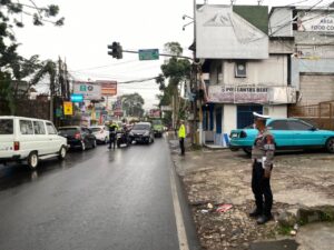 polisi mengatur lalu lintas di depan mapolsek cidadap