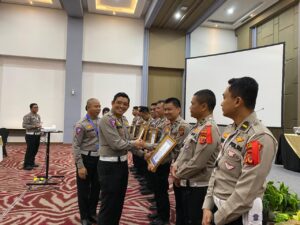 Penghargaan peringkat 1 pelaporan dari Dirlantas Polda Jawa Barat pada Rakernis Fungsi Lantas