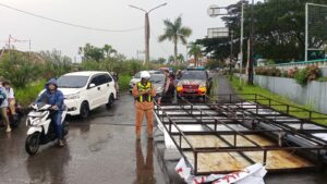 Kondisi konstruksi reklame yang roboh di Margaasih diduga menjadi penyebab insiden di depan RS Maranatha