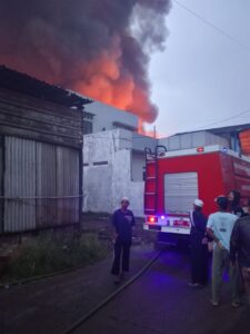 petugas damkar memadamkan kebakaran gudang plastik di margaasih bandung