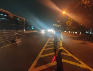 Kondisi pakaian petugas saat patroli di Tol Padaleunyi KM 125 menunjukkan aktivitas lapangan di hari libur