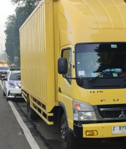 Polisi menghimbau sopir truk yang berhenti di bahu jalan Tol Padaleunyi KM 122 saat patroli rutin