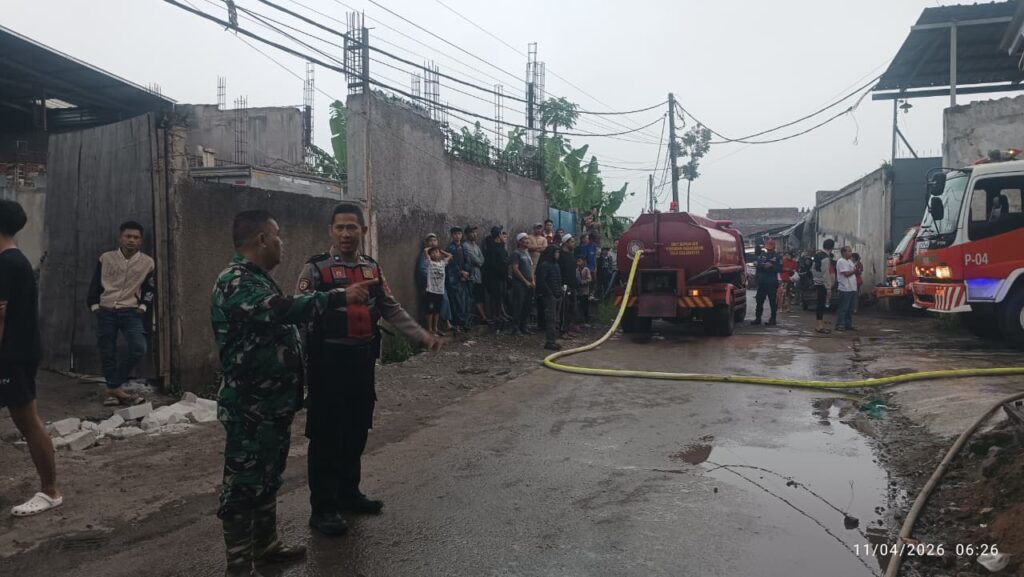 Gudang Plastik & Bengkel Kursi Ludes Terbakar di Margaasih, Api Cepat Merembet Saat Subuh