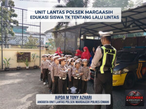 Polisi Sahabat Anak Polsek Margaasih memberikan edukasi lalu lintas kepada siswa TK Handayani Indra Bakti di Cimahi