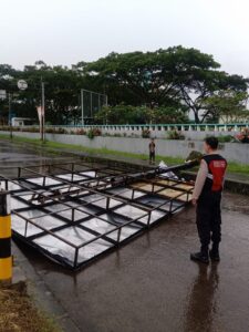 Reklame roboh menutup jalan di depan RS Maranatha Margaasih pada Minggu sore