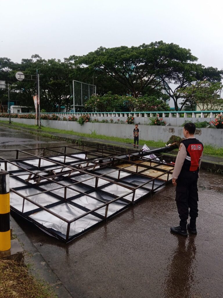 Reklame Roboh di Depan RS Maranatha Margaasih, Jalan Sempat Tertutup: Evakuasi Cepat 16.00 WIB!