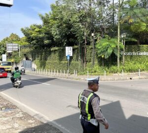 Personel Satlantas Polres Cimahi mengatur arus lalu lintas di kawasan wisata Lembang
