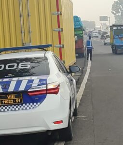 Truk parkir di bahu jalan Tol Padaleunyi KM 122, polisi himbau pengendara tetap waspada