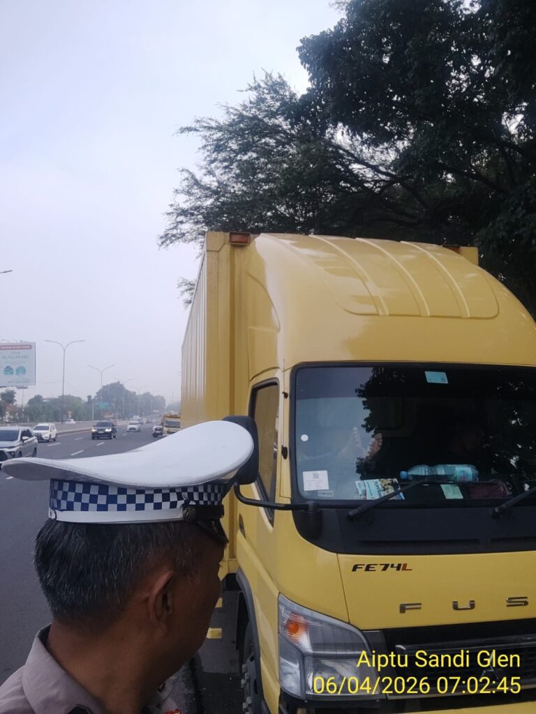 Truk Masih Parkir di Bahu Jalan, Polisi Himbau Pengendara di Tol Padaleunyi KM 122